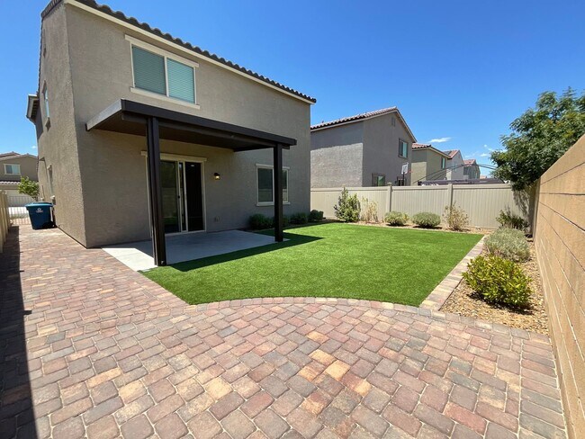 Building Photo - Home 3brs, 3bth, den, 2cg, private back yard.
