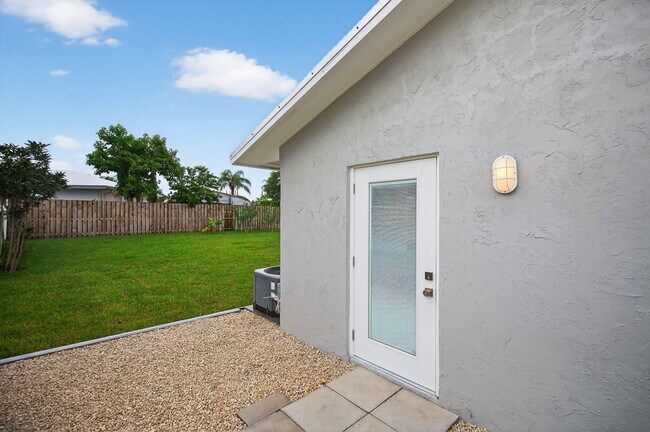 Building Photo - 8776 SE Sandy Ln