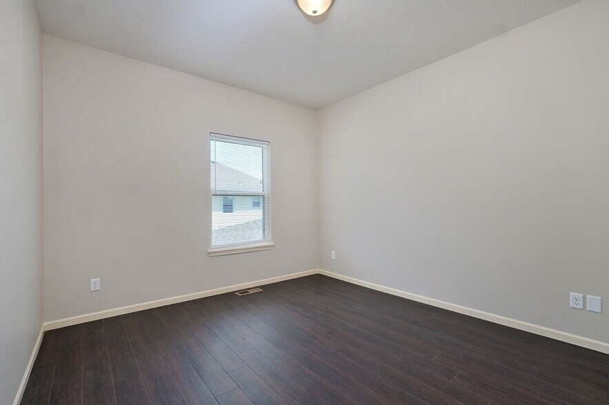 Building Photo - 1320 E Elm St