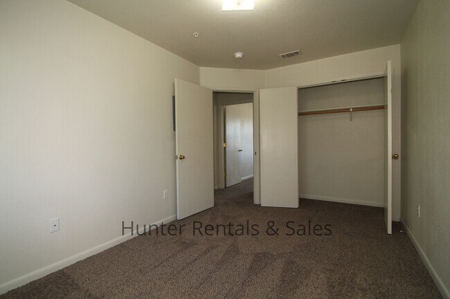 Building Photo - Spacious Two-Bedroom!