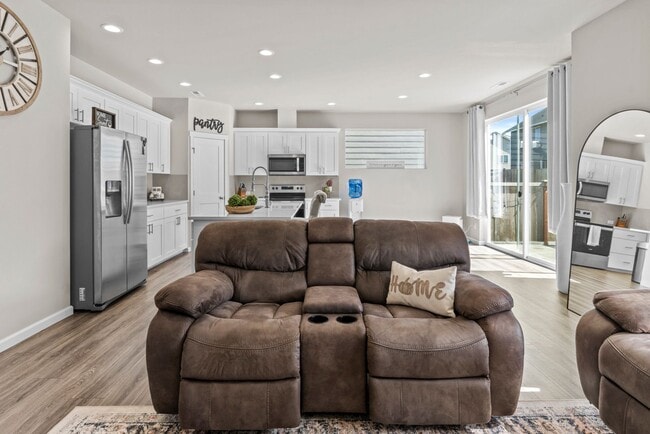 Building Photo - Beautiful 4 bedroom home