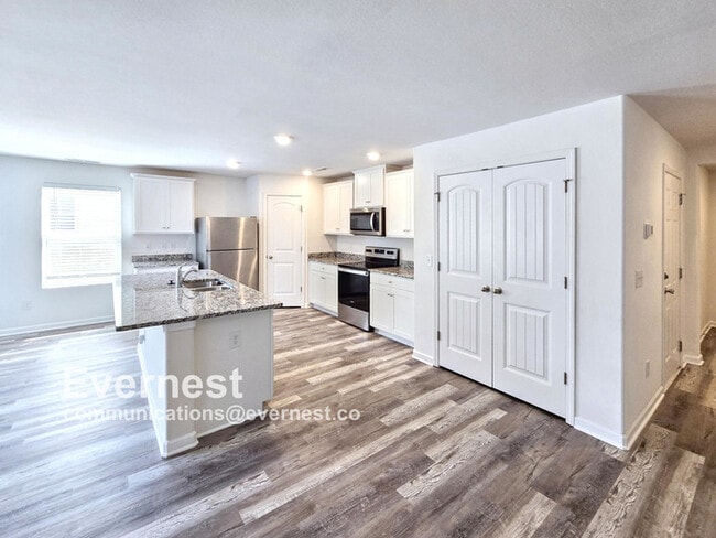 Building Photo - Spacious 3 Bed, 2.5 Bath Home with Attached Garage / Pet-Friendly / Vouchers Accepted / Available...