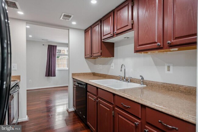 Building Photo - 6324 Lightburn Ct