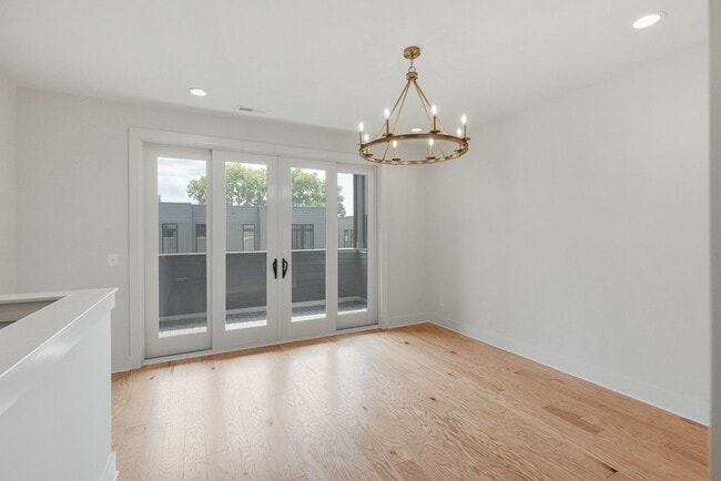 Building Photo - Stunning End Unit Townhome in Salemtown