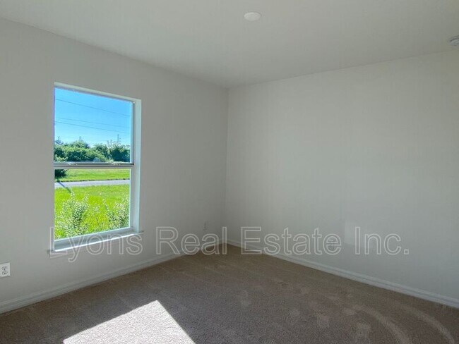 Building Photo - 2744 NE 5th Pl