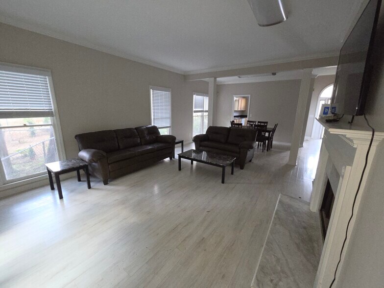 Building Photo - 321 Dulaine Cv