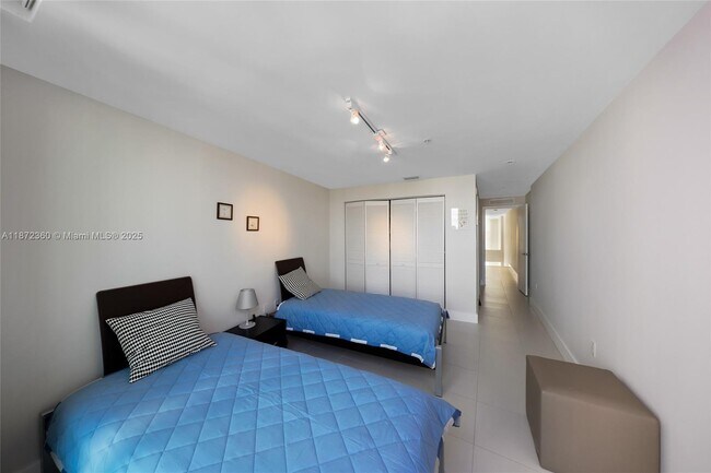 Building Photo - 2000 Bay Dr