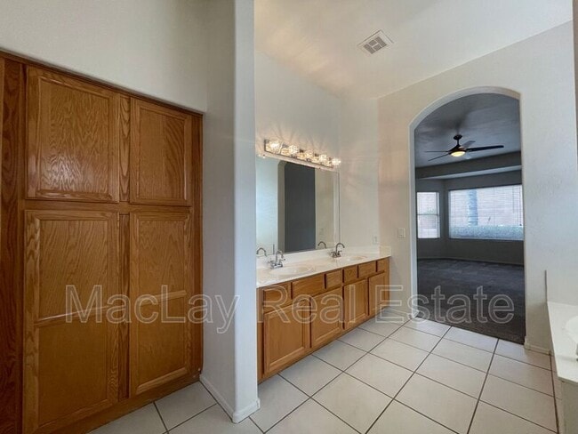 Building Photo - 3820 S Barberry Pl
