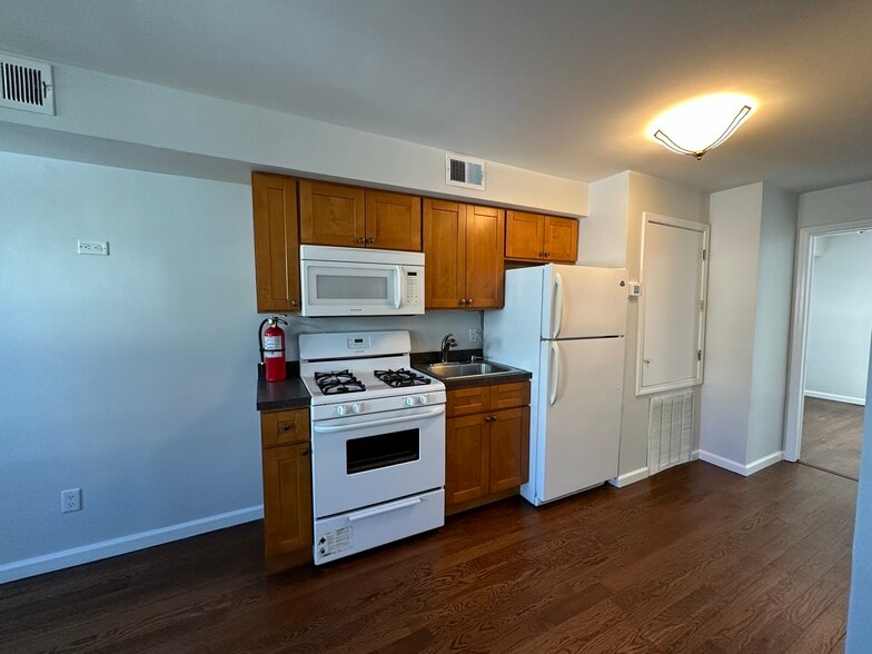 Building Photo - 18 Beach St