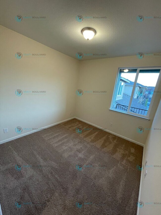 Building Photo - 3-Bedroom 2.5 Bathroom 2 car garage Condo in Carson City