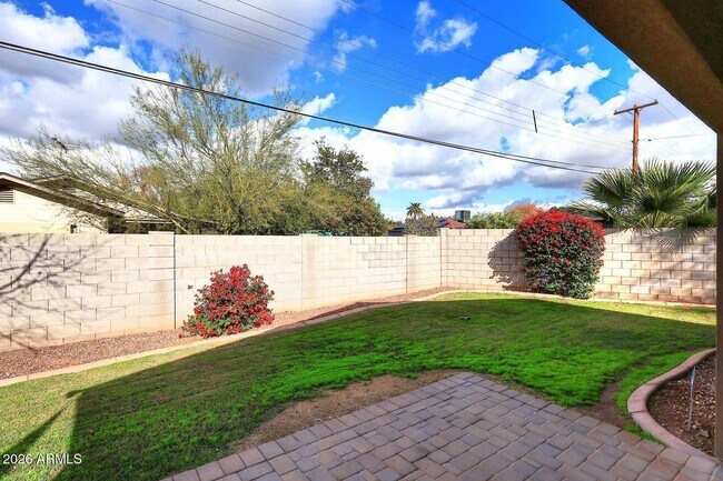 Building Photo - 2314 E Montecito Ave