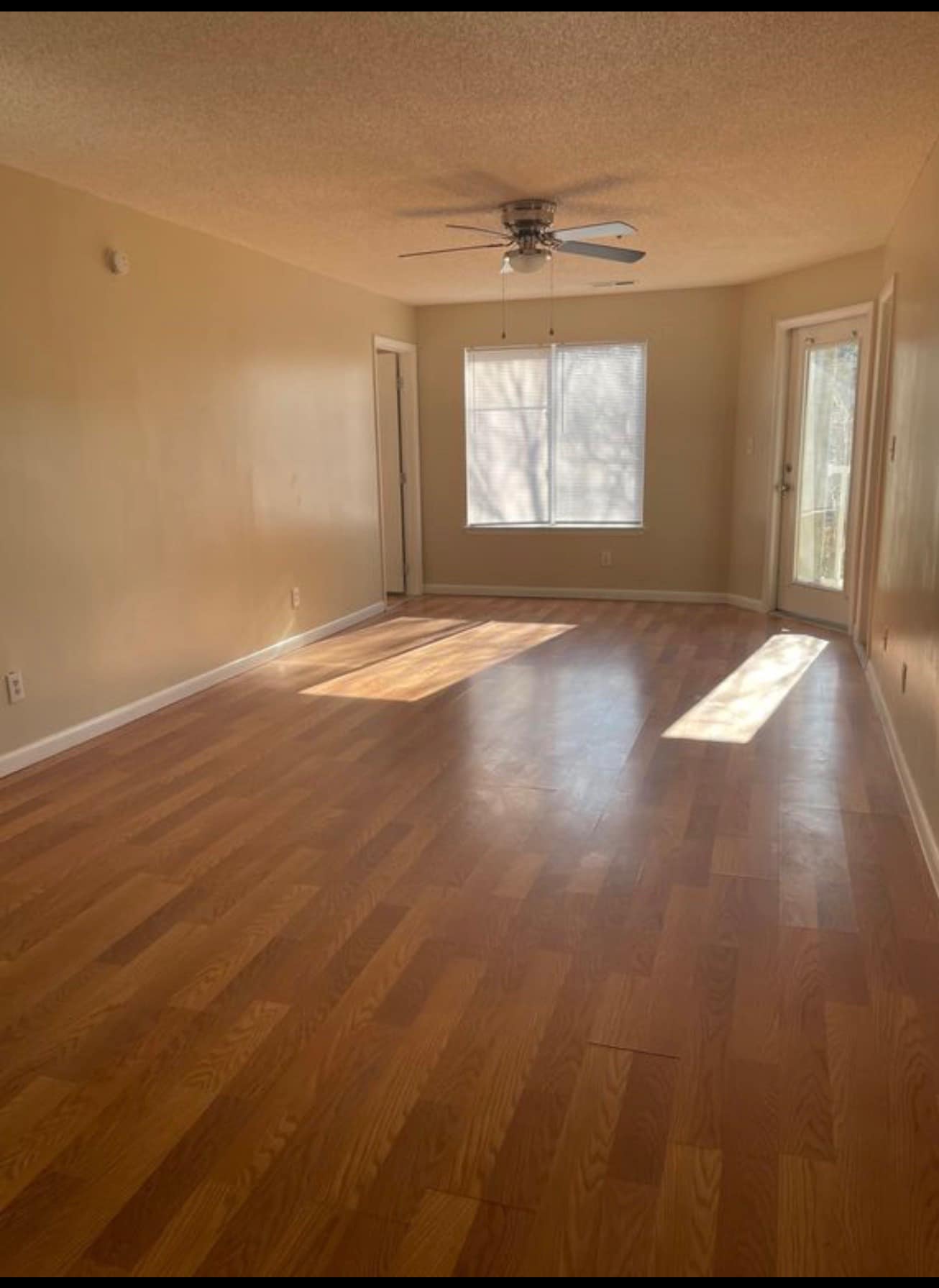 Building Photo - Room in Apartment on University Ct