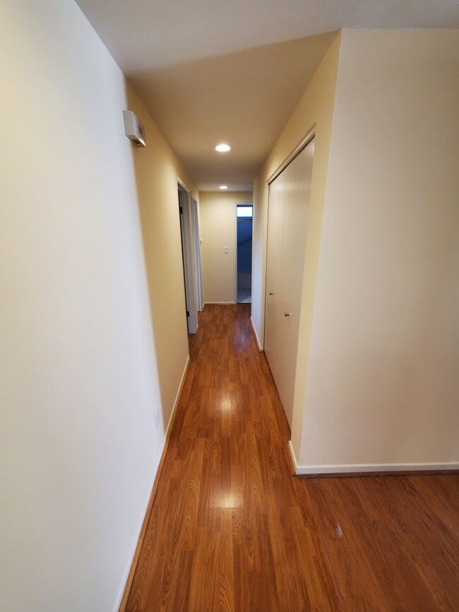 Building Photo - Wonderful Mid Century Home available for lease