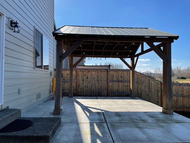 Building Photo - BEAUTIFUL 3 Bedroom 2.5 Bath Home! High Ce...