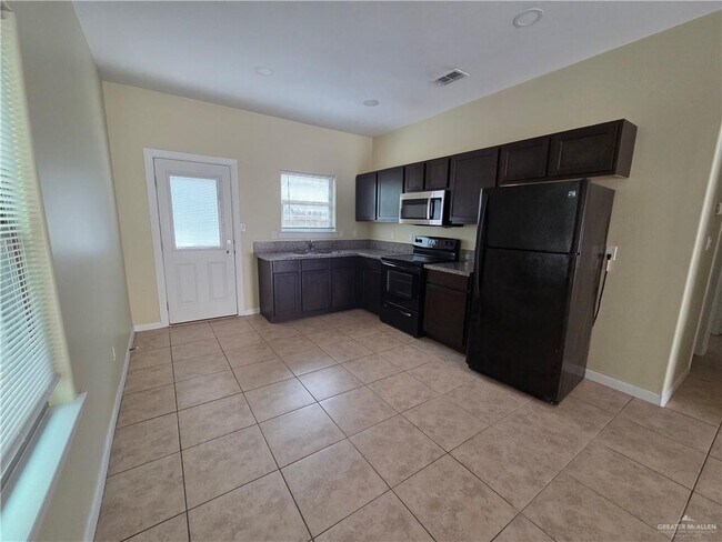 Building Photo - 2103 Garden Ridge Dr