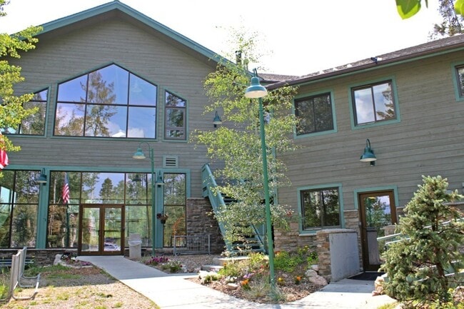 Building Photo - Treehouse Condo- 2 Bedroom/2 Bath Unit with Wifi & Clubhouse