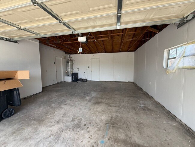 Building Photo - Victorville - 3 Bedrooms, 2 Bathrooms, New Paint, New Blinds, Tile Floors