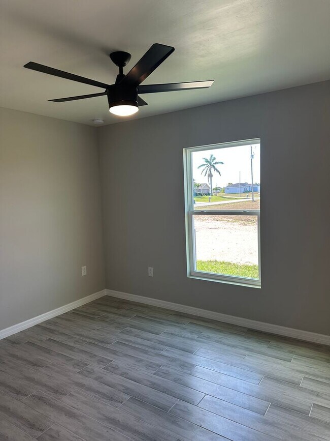 Building Photo - Beautiful 4/2 Newer Construction- Available Now