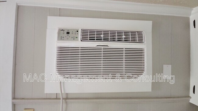 Building Photo - 311 S Mark Twain St