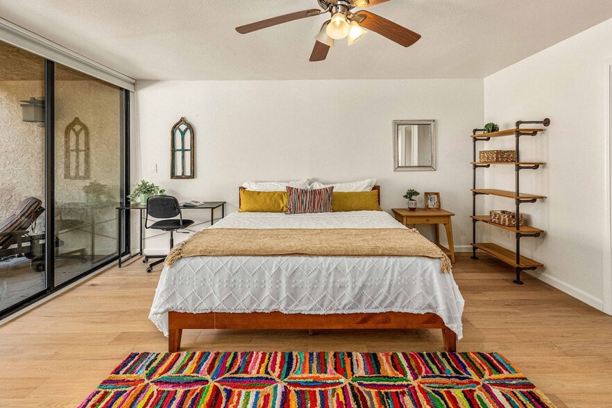 Building Photo - 2420 Torrey Pines Rd