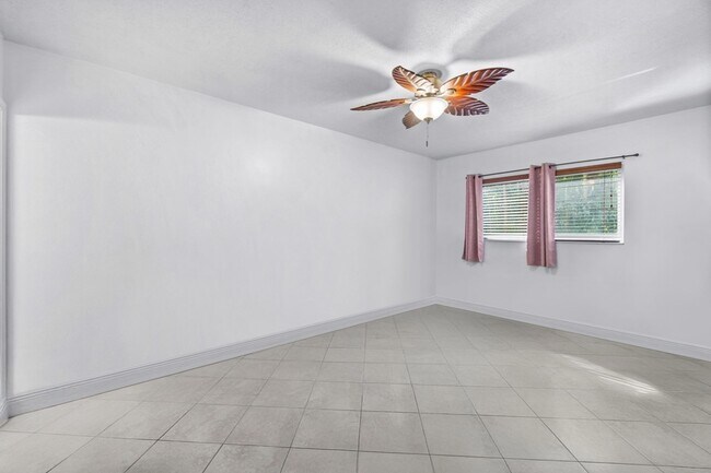 Building Photo - 658 NE 6th Ct