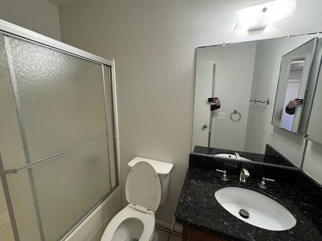 Building Photo - Well Maintained Condo in La Cresenta