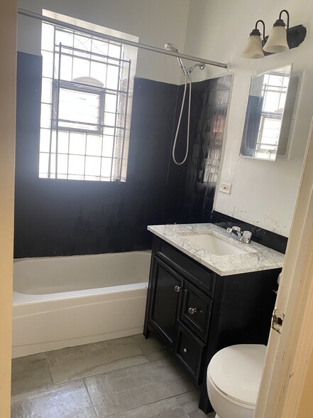 Bathroom - 4928 N Kedzie Ave