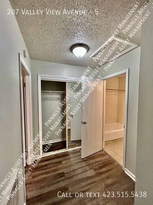 Building Photo - 207 Valley View Ave