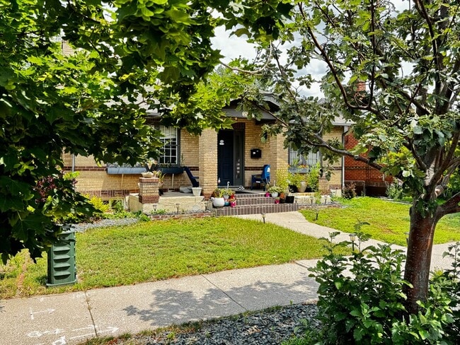Building Photo - CHARMING 2 BEDROOM, 1 BONUS ROOM, 2 BATHRO...