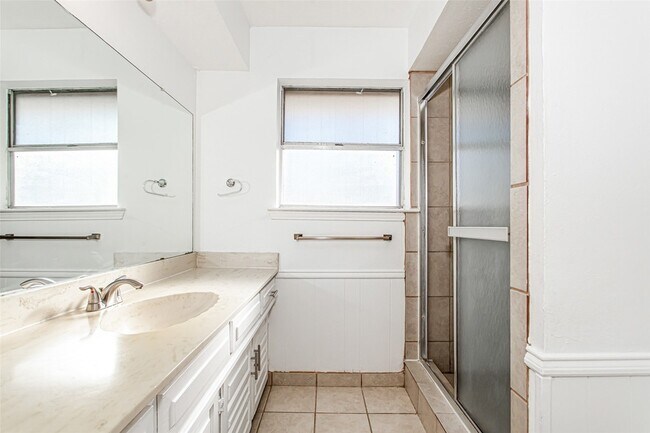 Building Photo - 2732 Parkhaven Dr