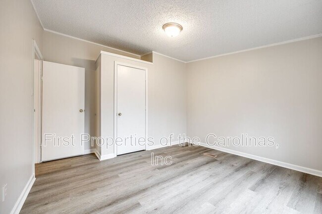 Building Photo - 128 Summerglen Dr.