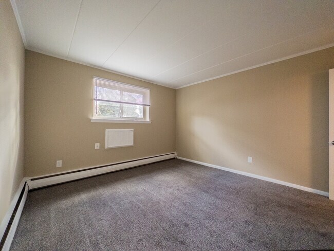 Bedroom | Lincoln Court Apartments - Lincoln Court Apartments