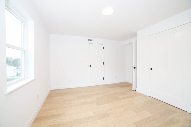 Building Photo - 56 N Spring St