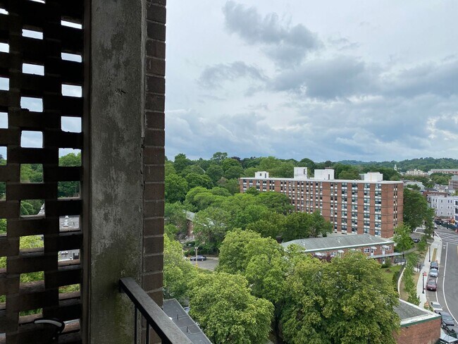 Building Photo - Large 1bd in desirable Brook House. West f...