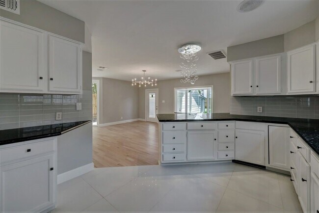 Building Photo - 3605 Plumb St