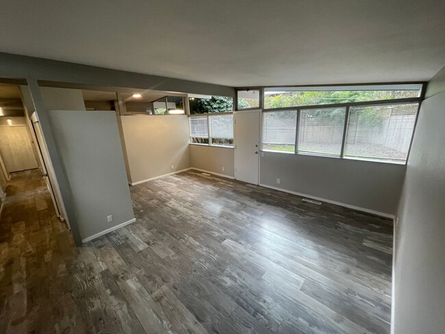 Building Photo - Fully Remodeled Surrey Downs Home