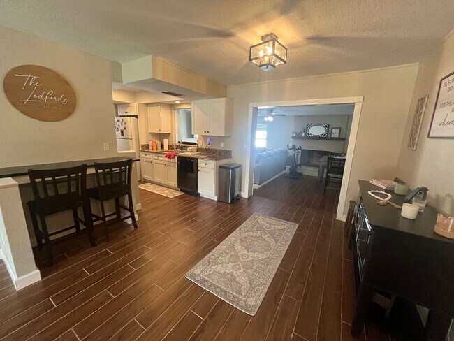 Building Photo - 5119 Ferncrest Dr