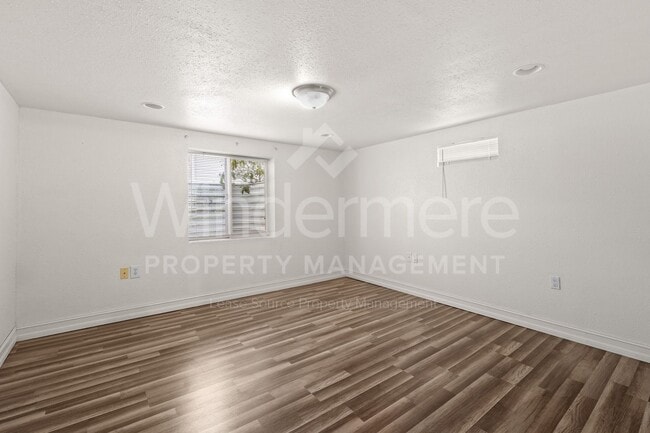 Building Photo - *MOVE IN SPECIAL * 1ST FULL MONTH FREE* Great 3-Bedroom Home IN The Garland District