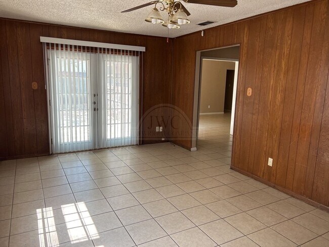 Building Photo - 2404 Carnation Dr