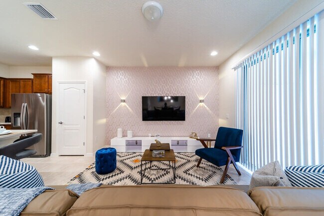 Building Photo - 2422 Dubai St