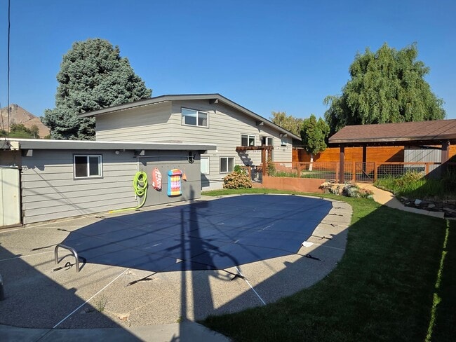 Building Photo - 3Bedroom, 2.5 Bath Mid Century Modern Home...