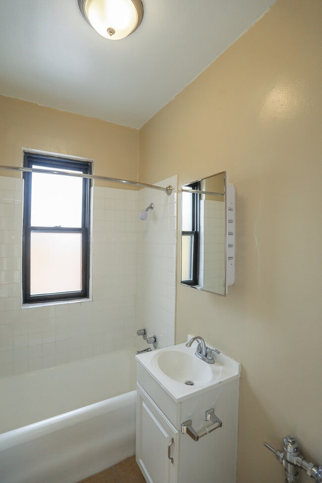 Building Photo - 5326 S Cornell Ave