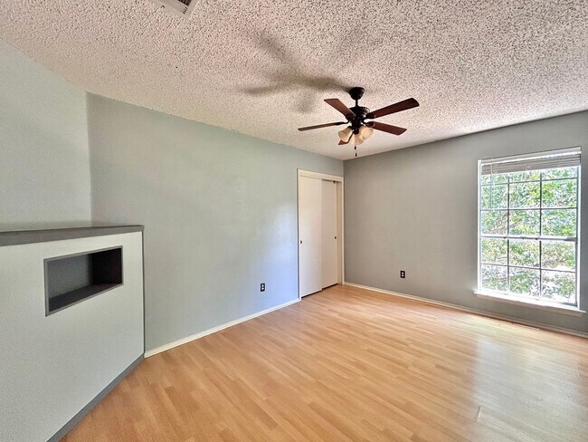 Building Photo - Beautiful and Spacious 3 BR / 2.5 BA Home ...