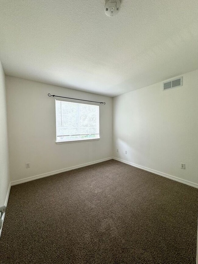 Building Photo - 2 Bedroom, 1.5 Bathroom Condo Only Seconds...
