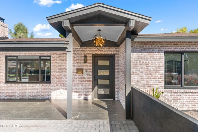 Primary Photo - 2502 E Whitton Ave