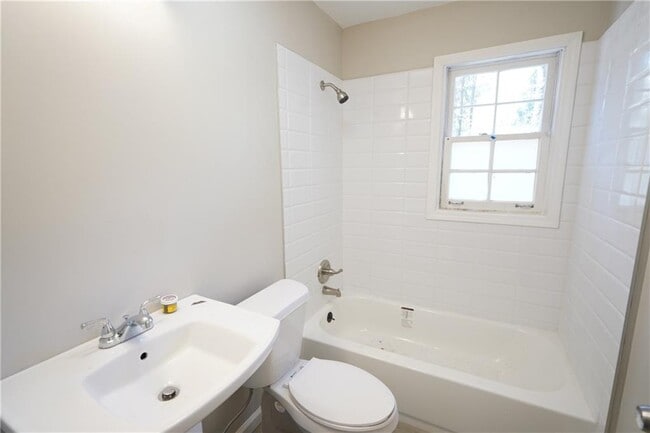 Building Photo - 2221 Pinecliff Dr NE