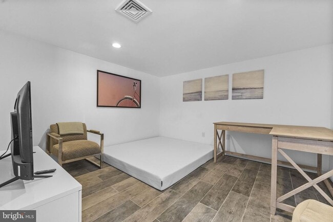 Building Photo - 191 Lakeshore Dr