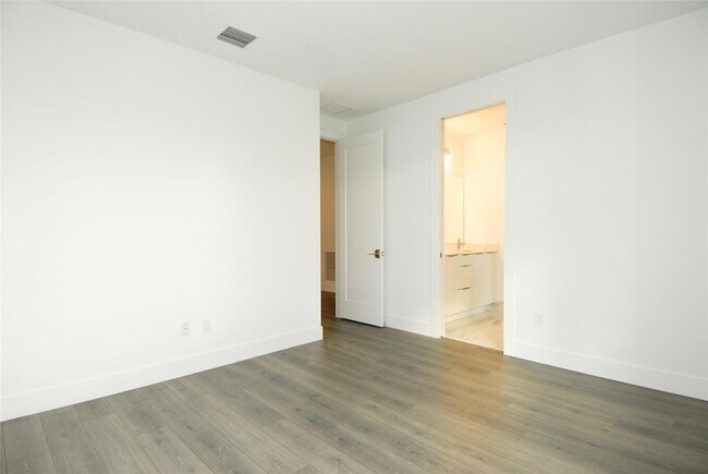 Building Photo - 1421 SW 23rd Ct