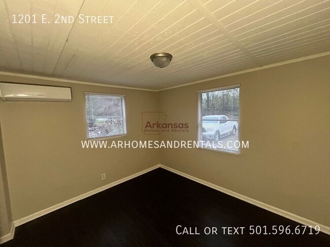 Building Photo - 1201 E 2nd St