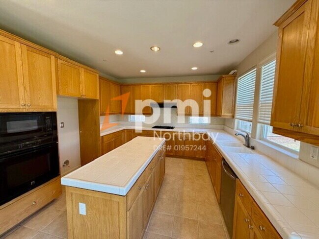 Building Photo - 869 Emerald Hills Cir